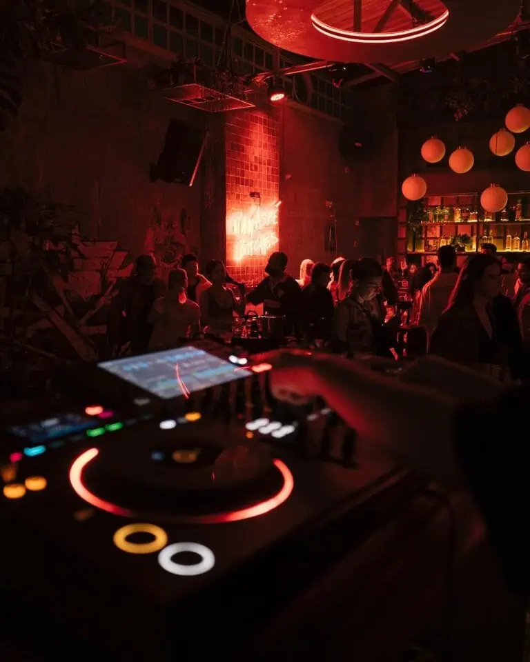 在波哥大，一个拥有红色灯光和现代装饰的现代化酒吧，是举办活动和派对的理想场所，可以现场欣赏 DJ 表演，品尝鸡尾酒，享受精致的活动空间。