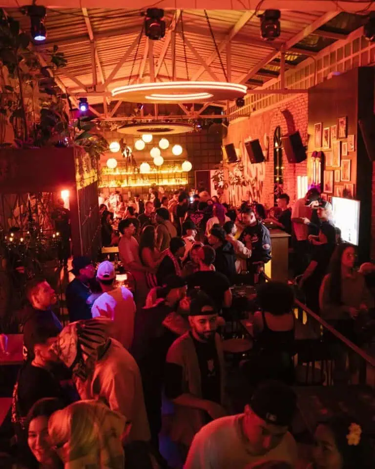 在麦德林都市现代的环境中举办活动和派对，温暖的灯光、艺术的装饰和现场 DJ，是社交和享受充满活力、音乐优美的空间的理想场所。