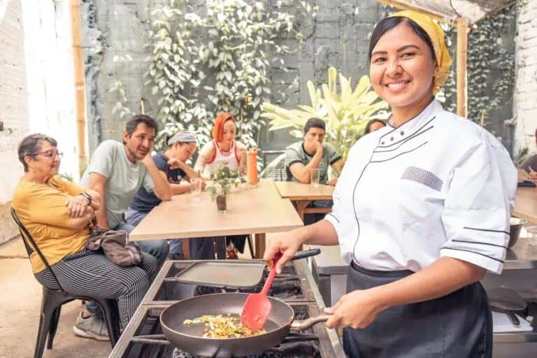 Erleben Sie gastronomische Events unter freiem Himmel, bei denen Köche in Aktion sind und Gäste köstliches Essen und eine gemütliche Atmosphäre genießen – ein unvergessliches kulinarisches Erlebnis.