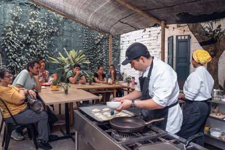 Genießen Sie einen Kochkurs im Freien mit professionellen Köchen, die Ihnen in entspannter und lehrreicher Atmosphäre in Bogotá zeigen, wie man Mahlzeiten zubereitet.