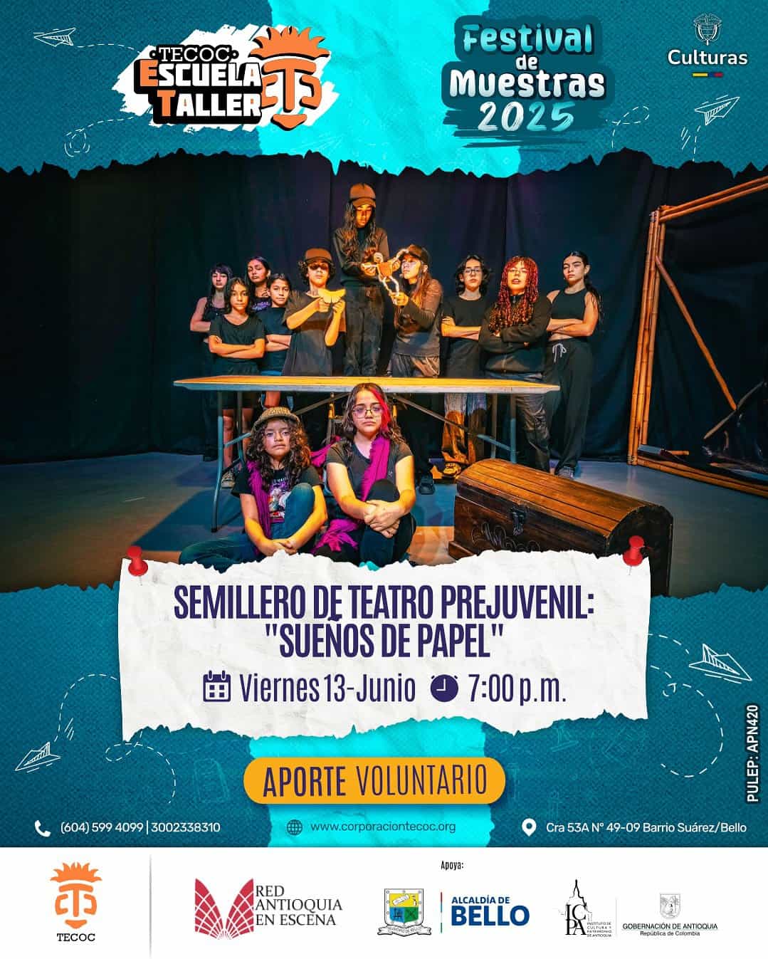 Maestra y jóvenes en taller teatral de niños en escenario de teatro juvenil, promoviendo arte, cultura y desarrollo creativo en evento de teatro en Bello, Antioquia, Colombia.