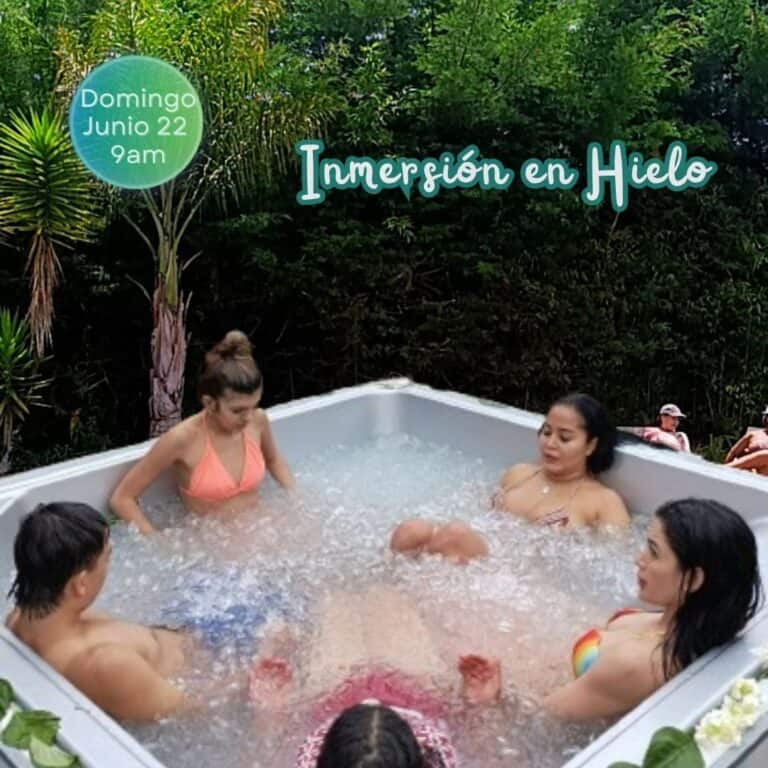 Relieve el estrés en la inmersión en hielo, experiencia de bienestar y relajación en un entorno natural, ideal para eventos y actividades recreativas. Perfecto para promover salud y relajación en grupo.