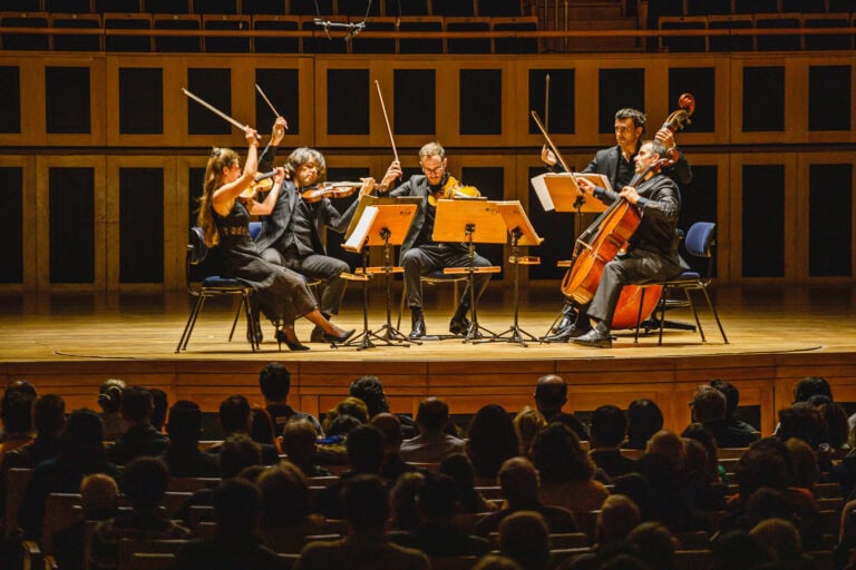 - Sin título - Ensamble de músicos tocando violín, viola, violonchelo y concierto en escenario de auditorio con público asistente, concepto de eventos culturales y conciertos en Bogotá, Colombia.
