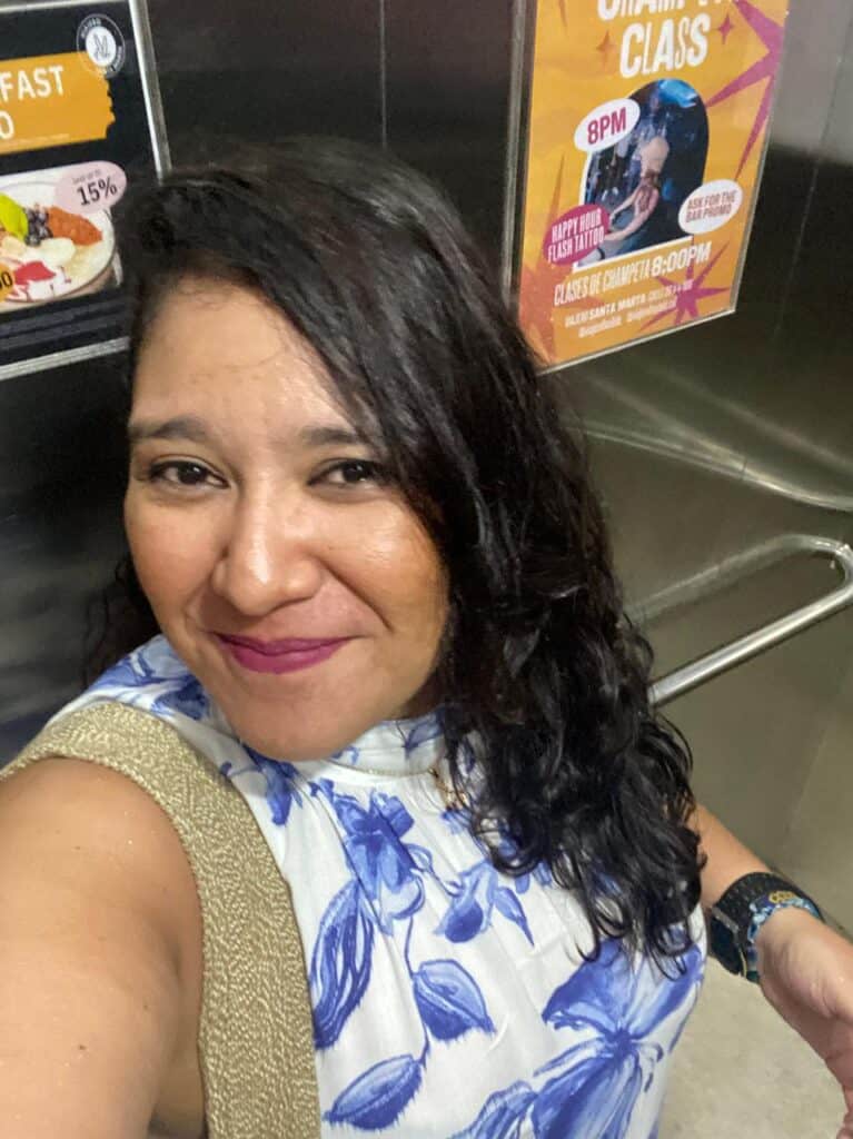 Filenames: mujer-sonriente-ropa-verde-azul-foto-encuentro-ocasión.jpg.