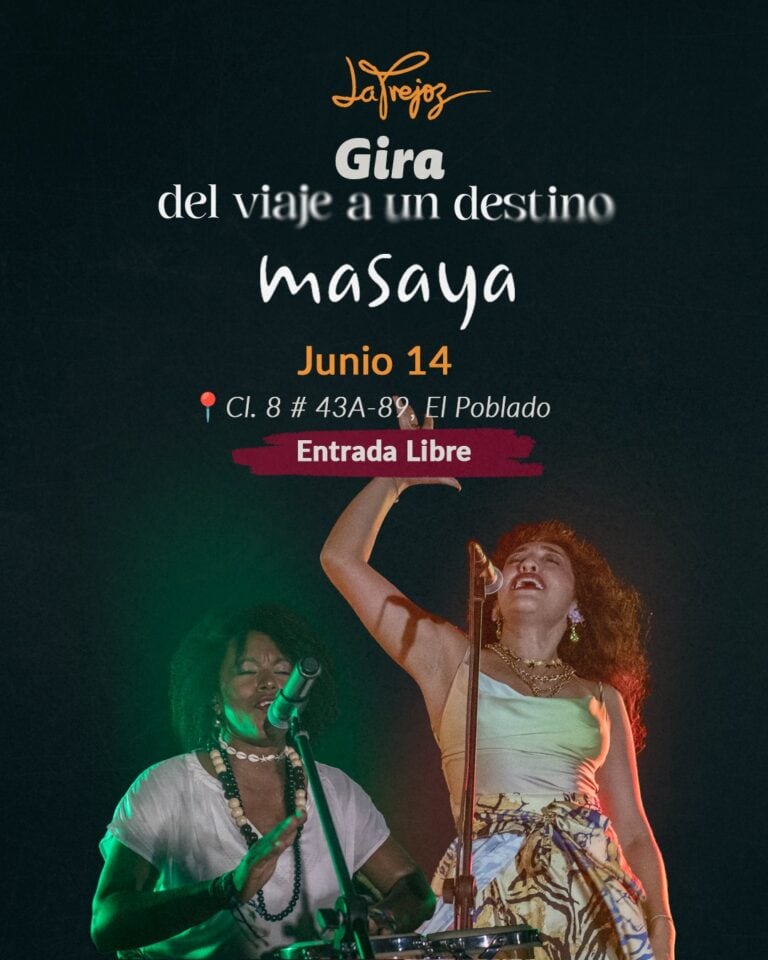 Bailarinas en un espectáculo de música y danza en un evento cultural en El Poblado, Medellín, con iluminación artística y público disfrutando en vivo.