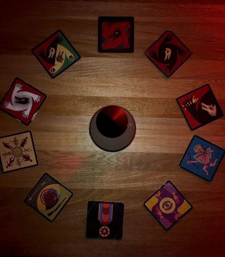 Cartes disposées en cercle sur une table, représentant un jeu de hasard ou de cartes, dans un décor avec un éclairage chaleureux et une ambiance divertissante, idéal pour les événements et les rassemblements sociaux.