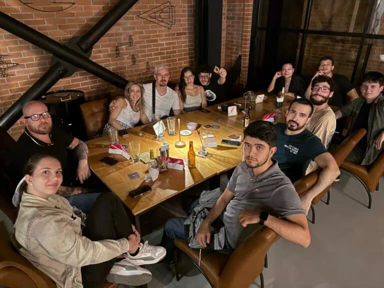 Réunissez-vous entre amis dans un restaurant moderne, dégustez de la nourriture et des boissons dans une atmosphère chaleureuse, idéale pour les événements sociaux et les célébrations en Colombie.