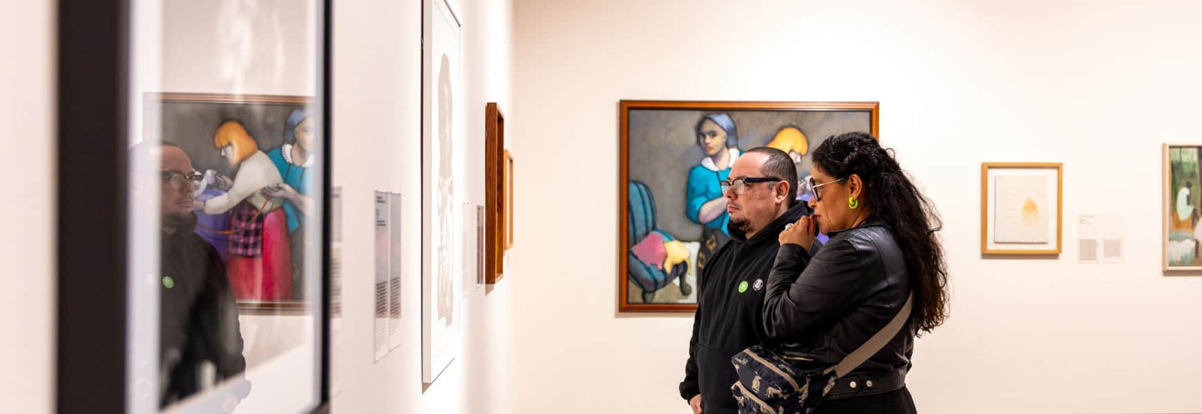 Archivo de imagen para evento, arte y cultura en Colombia, visitantes en galería de arte observando pinturas, exhibiciones y obras de arte contemporáneo, evento artístico, cultura y creatividad.