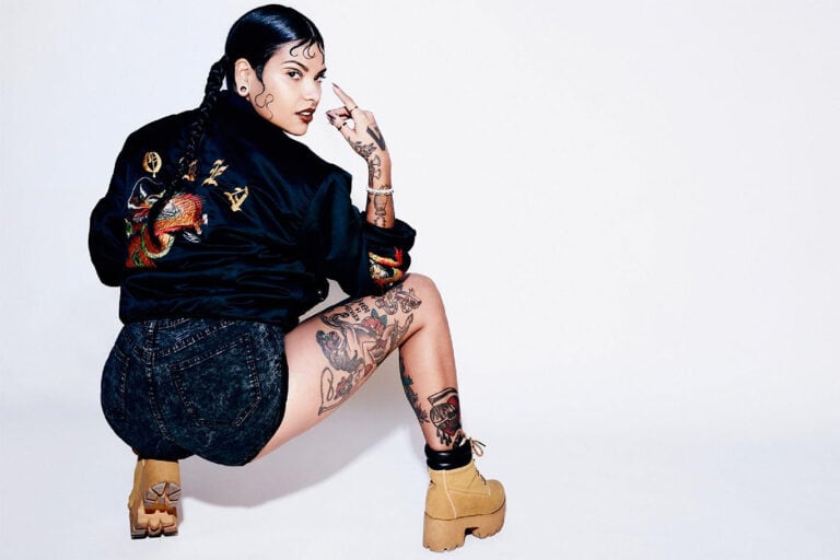 Sofía luciendo estilo urbano con tatuajes y ropa moderna, en una pose que refleja confianza y actitud. La imagen destaca moda, expresividad y talento en eventos de moda y cultura pop.