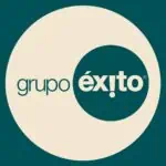 Alternativa: logo del Grupo Éxito nei colori verde e beige, che mette in risalto il marchio e la sua presenza nel settore commerciale colombiano.