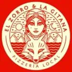 Le renard et le logo de la pizzeria artisanale de la ville dans un style folklorique avec une femme, la lune, le soleil, les montagnes et l'océan en rouge et blanc.
