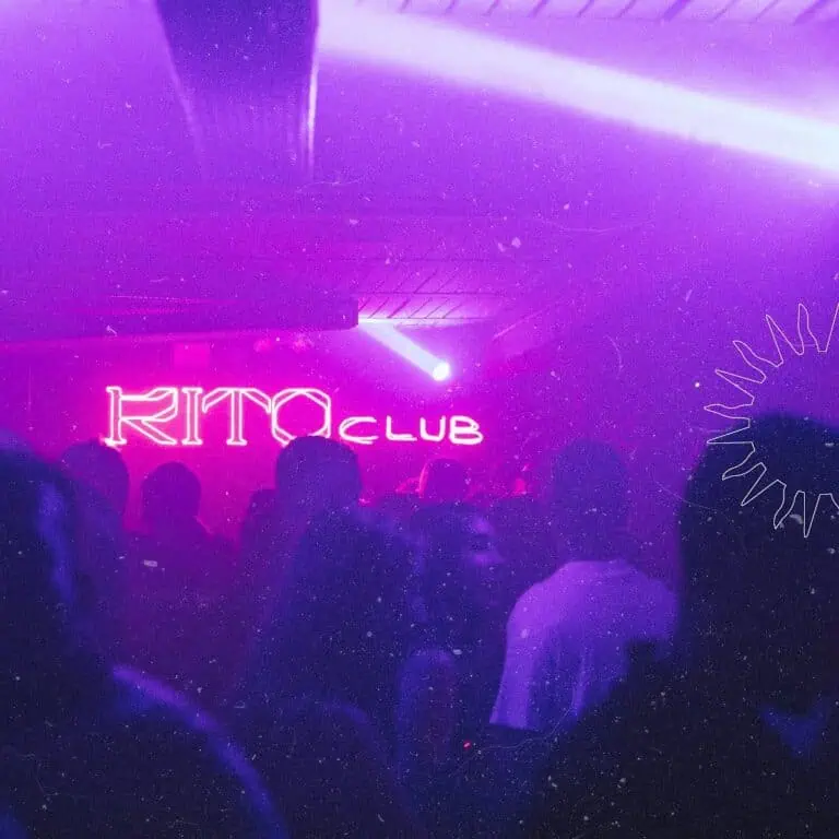 RITO CLUB, un événement discothèque avec des lumières violettes et des participants profitant de la musique dans une atmosphère vibrante.
