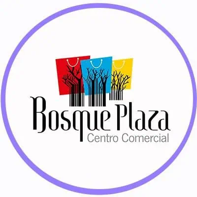 Colorate borse della spesa con alberi e il logo del Bosque Plaza Shopping Center, simbolo dello shopping e della comunità nel centro commerciale.
