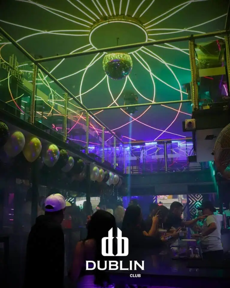 Intérieur de boîte de nuit spectaculaire avec éclairage LED coloré, ballons et une atmosphère vibrante au Dublin Club, idéal pour les événements et les soirées nocturnes avec musique et divertissement.