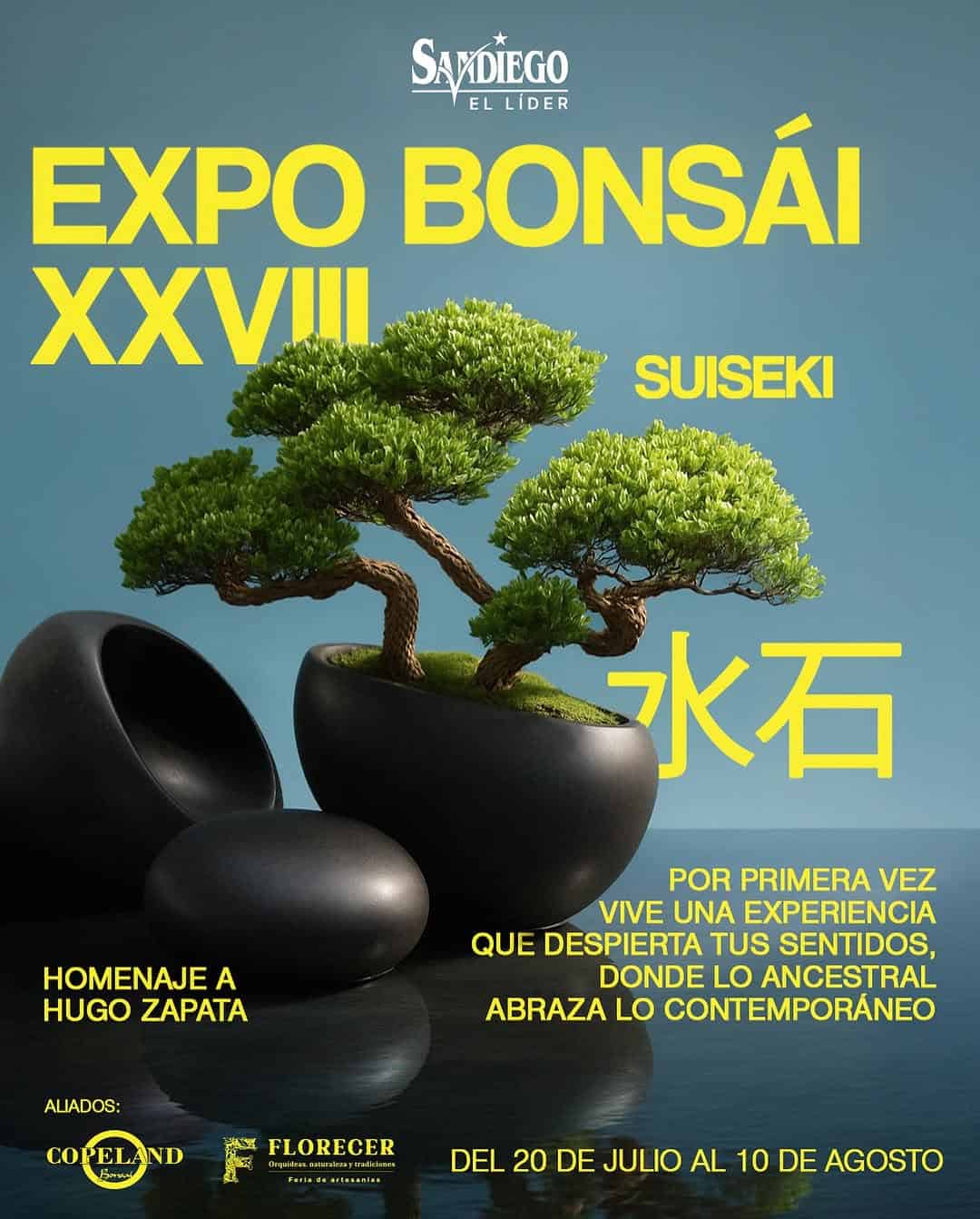 Árbol bonsái en una maceta negra con fondo azul y texto en amarillo, promoción de la Exposición Bonsái XXVIII en San Diego, homenaje a Hugo Zapata, con experiencia que despierta los sentidos.