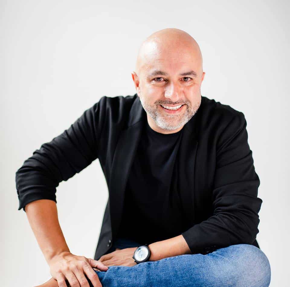 Profi̇l profesional en eventos, hombre sonriente, imagen de éxito, evento empresarial, comunicador, conferencista, organizador de eventos, liderazgo, networking, logro profesional.
