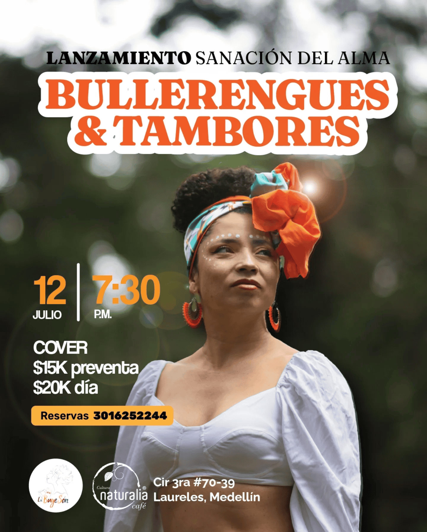 Voz enérgica de una mujer indígena con vestimenta tradicional y accesorios de color naranja y azul, promoviendo el lanzamiento del evento de Bullerengues y Tambores en Medellín, con detalles de fecha, hora y reservas.