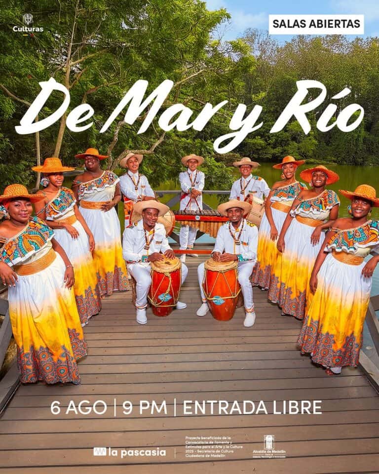 DeMar y Río: grupo de artistas con trajes tradicionales haciendo música en un entorno natural exuberante para eventos culturales y festivales en Medellín, Colombia.