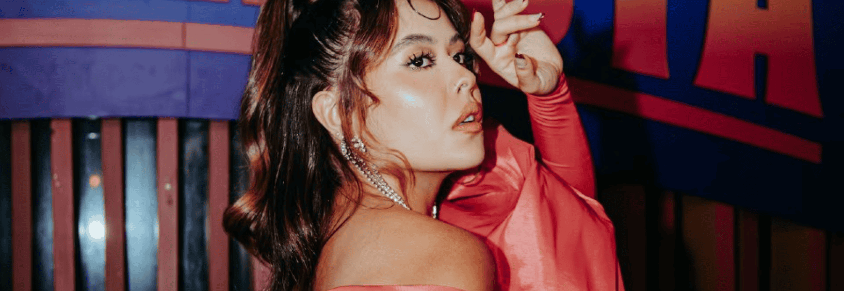 Moderna mujer en evento de fiesta con maquillaje y accesorios elegantes, asistiendo a evento social o empresarial en un ambiente sofisticado y colorido.