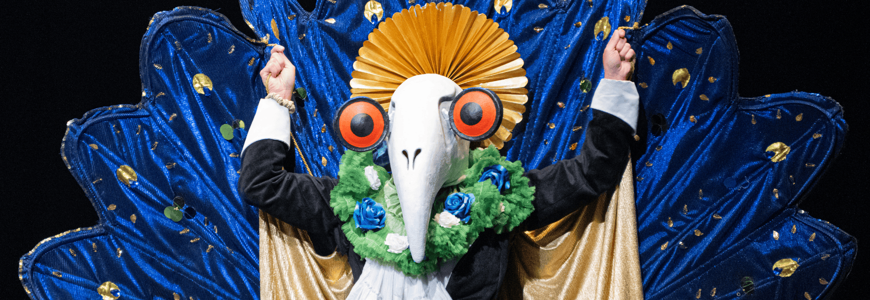 Máscara tradicional del Festival de Barranquilla en Colombia, disfraz de cumbia con corona y capa dorada, representación cultural y artística de eventos folclóricos colombianos.