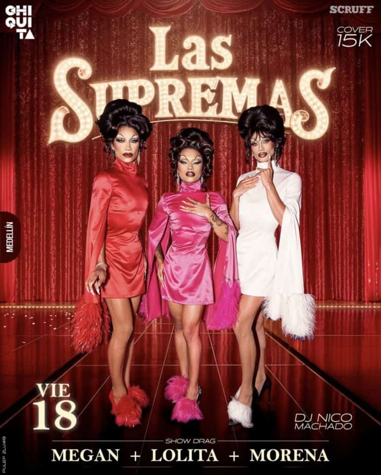 Terno de drag queens en un evento con luces brillantes y escenario con cortinas rojas, promoting a noche de espectáculo y diversión en Medellín.