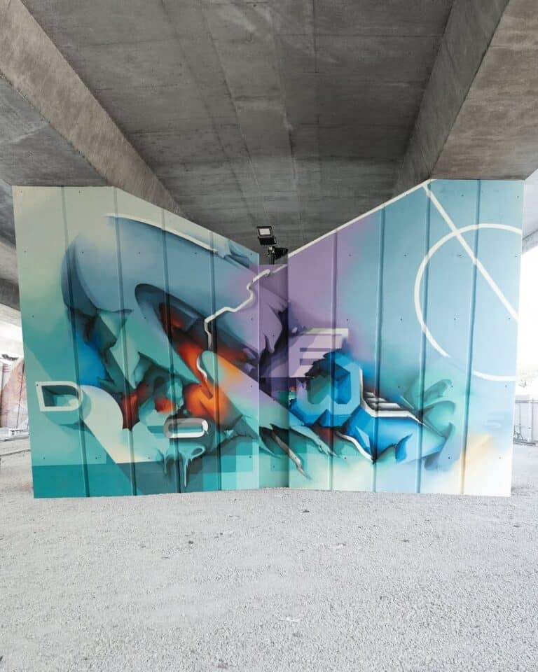 Graffiti en mural bajo puente con arte urbano colorido y abstracto, promoción de eventos y creatividad artística en espacios públicos, ejemplo de arte callejero en Bogotá, Colombia.