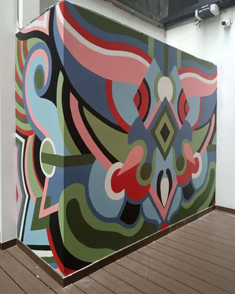Peinture abstraite créative sur une fresque murale moderne dans un espace événementiel artistique à Bogotá.