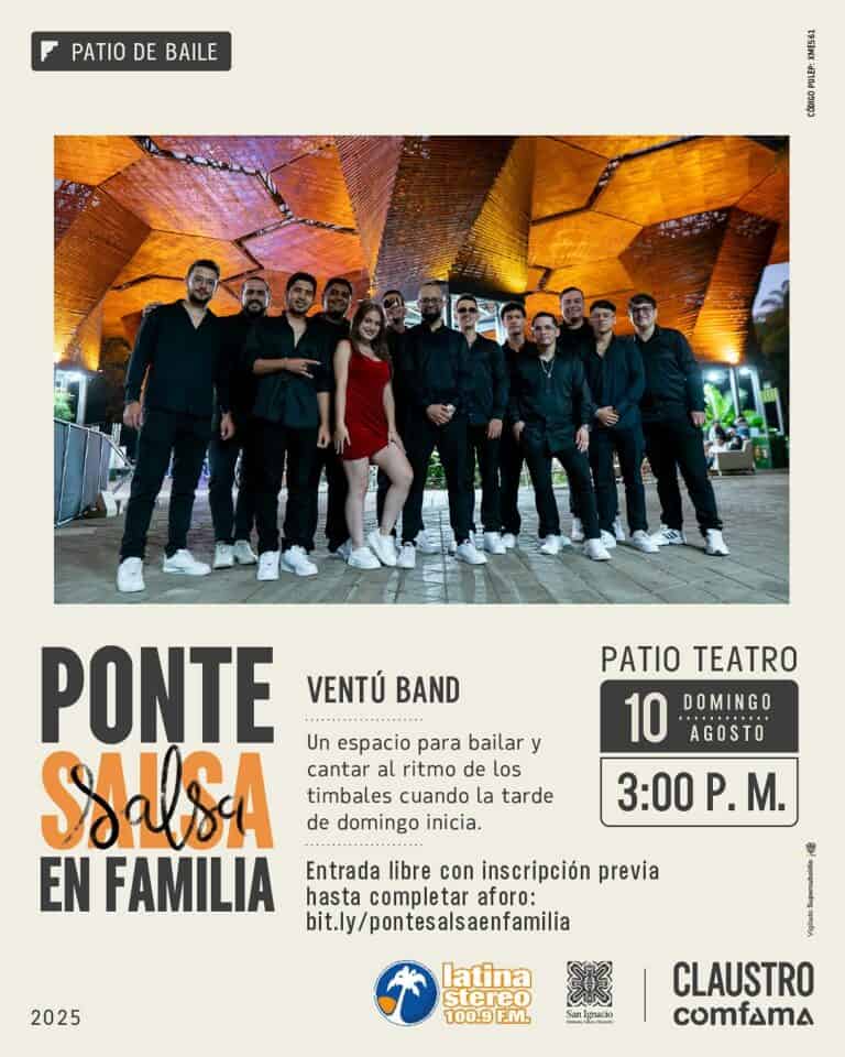 Banda musical Ventú Band en concierto en el patio de teatro de evento en una noche al aire libre con estructura de madera iluminada.