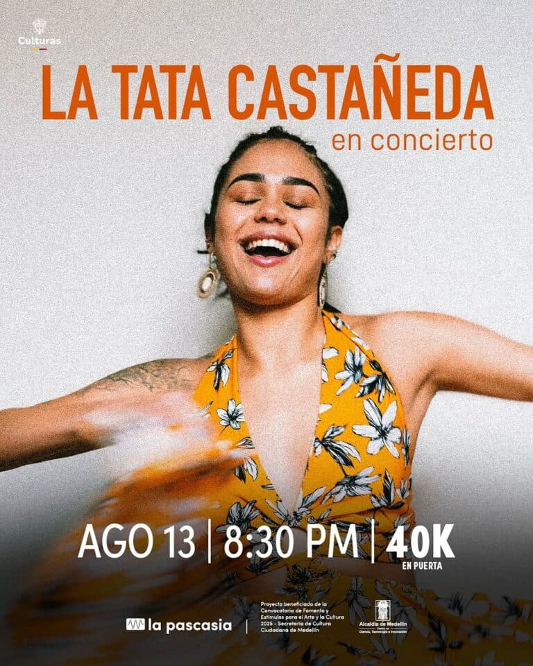 La cantante La Tata Castañeda en concierto, promoviendo cultura y arte en Medellín, mostrando alegría y talento en evento de música en vivo.