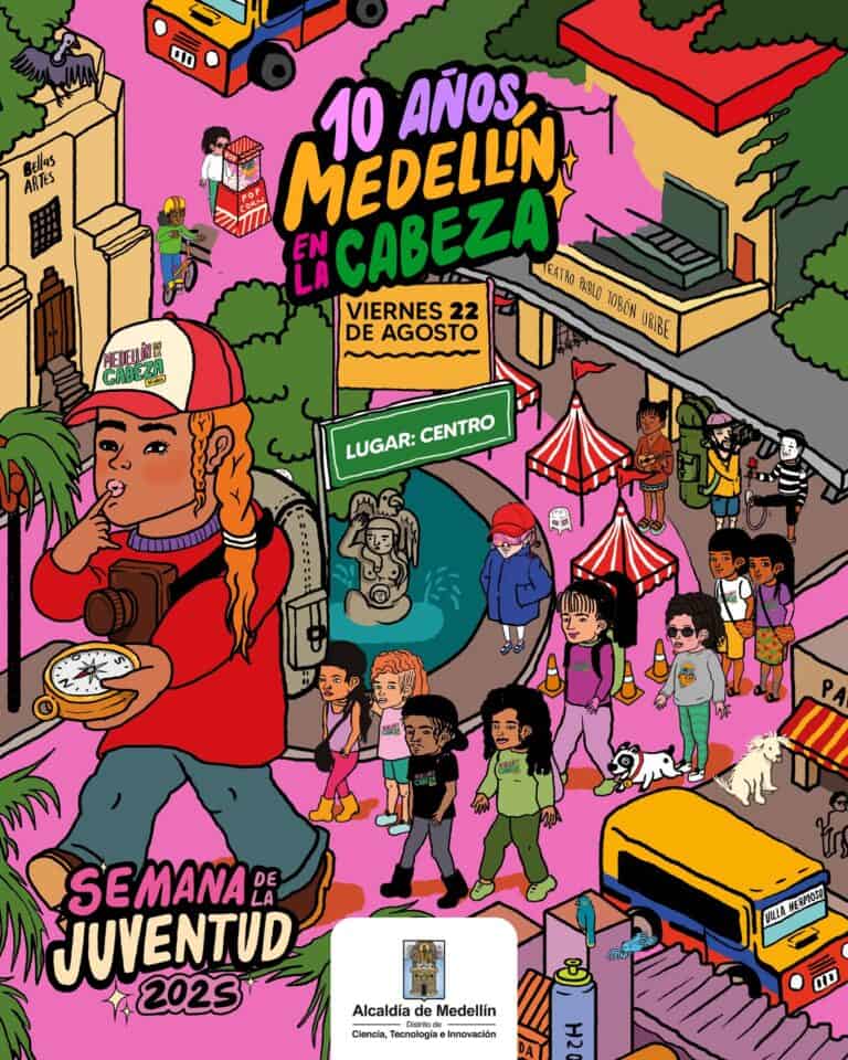 Menina con sombrero de mitón y cámara en mano en evento cultural y juvenil en Medellín, gran celebración de la Semana de la Juventud 2023 en el centro de la ciudad, con arte, música y diversión para jóvenes.