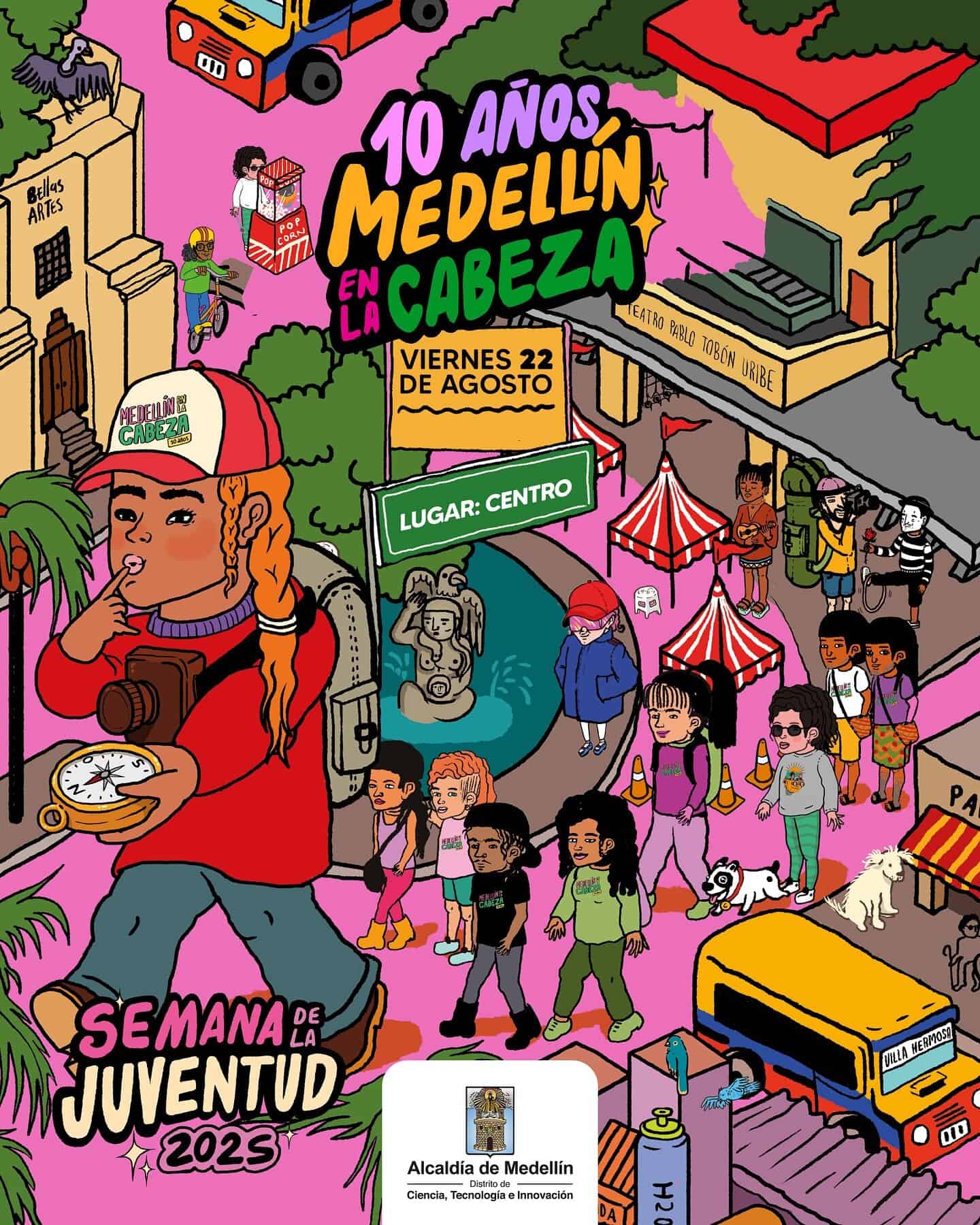 Menina con sombrero de mitón y cámara en mano en evento cultural y juvenil en Medellín, gran celebración de la Semana de la Juventud 2023 en el centro de la ciudad, con arte, música y diversión para jóvenes.