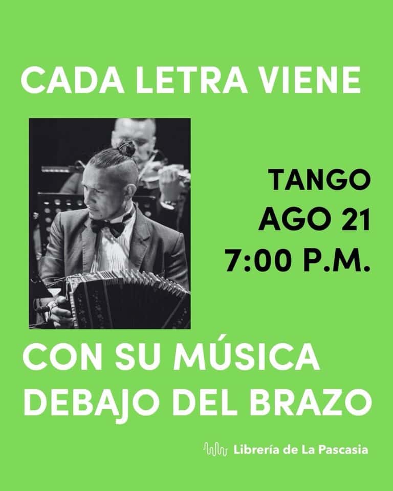 Guitarrista de tango tocando en vivo, evento musical en la librería La Pascasia, presentación de música en vivo, concierto de tango, evento cultural en Colombia.