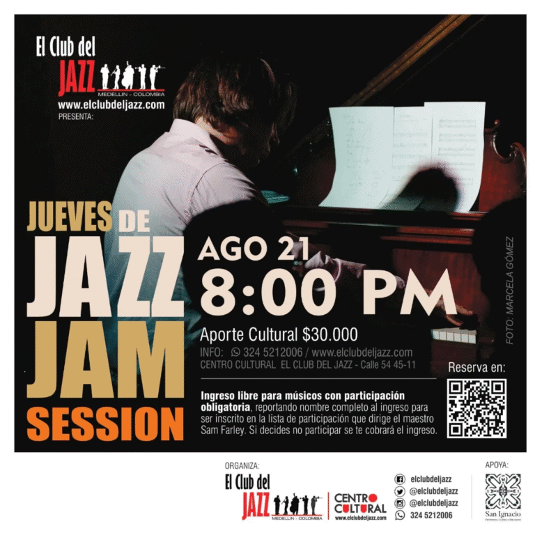 Joven músico tocando piano en evento de jazz en Medellín, Colombia, promoviendo jam sessions abiertas para músicos y amantes del jazz.