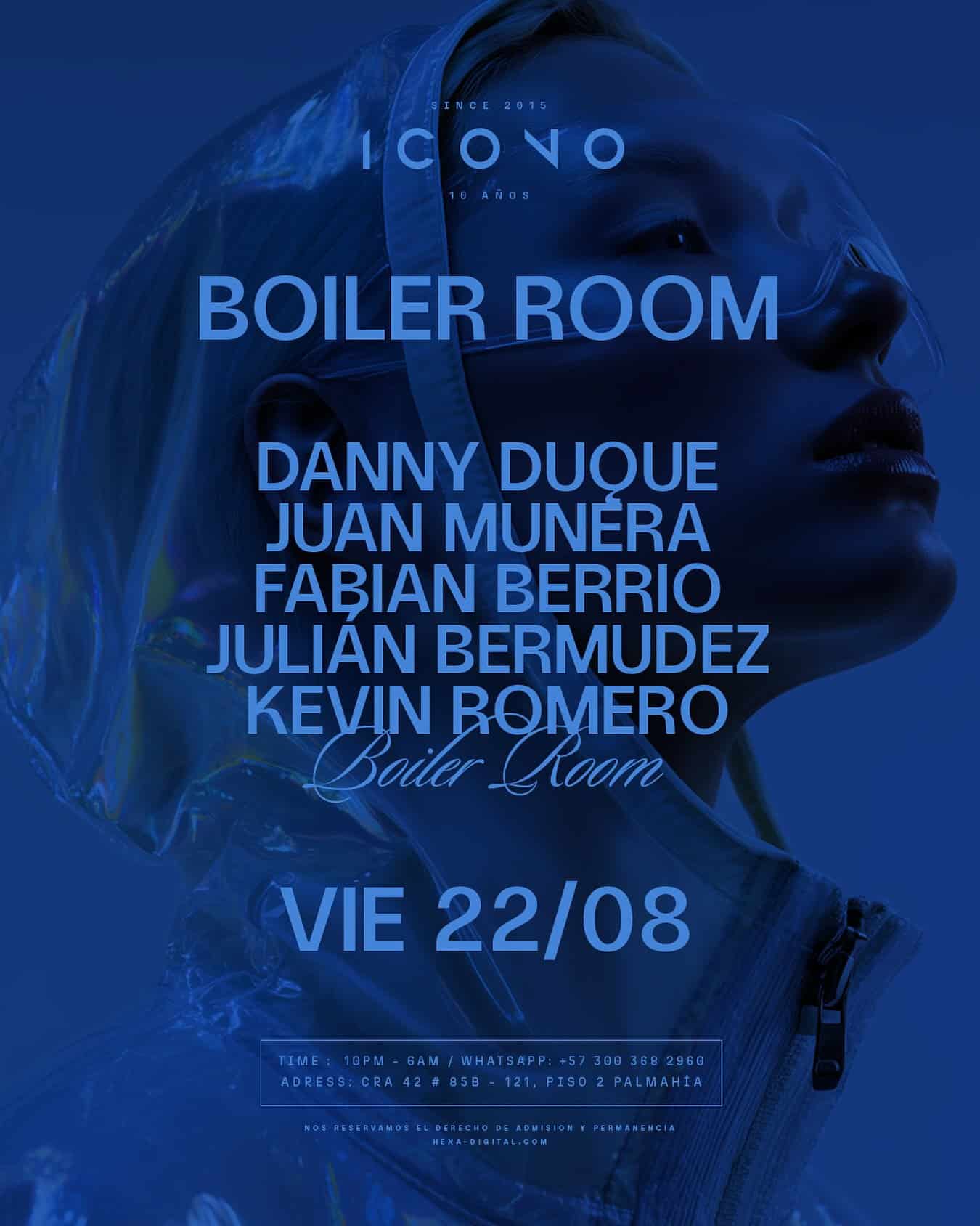 Clara persona femenina con cascos y ropa futurista, invitada a un evento de música electrónica en un entorno moderno y oscuro. Diseño de cartel con estilo vibrante y en tonos azules.