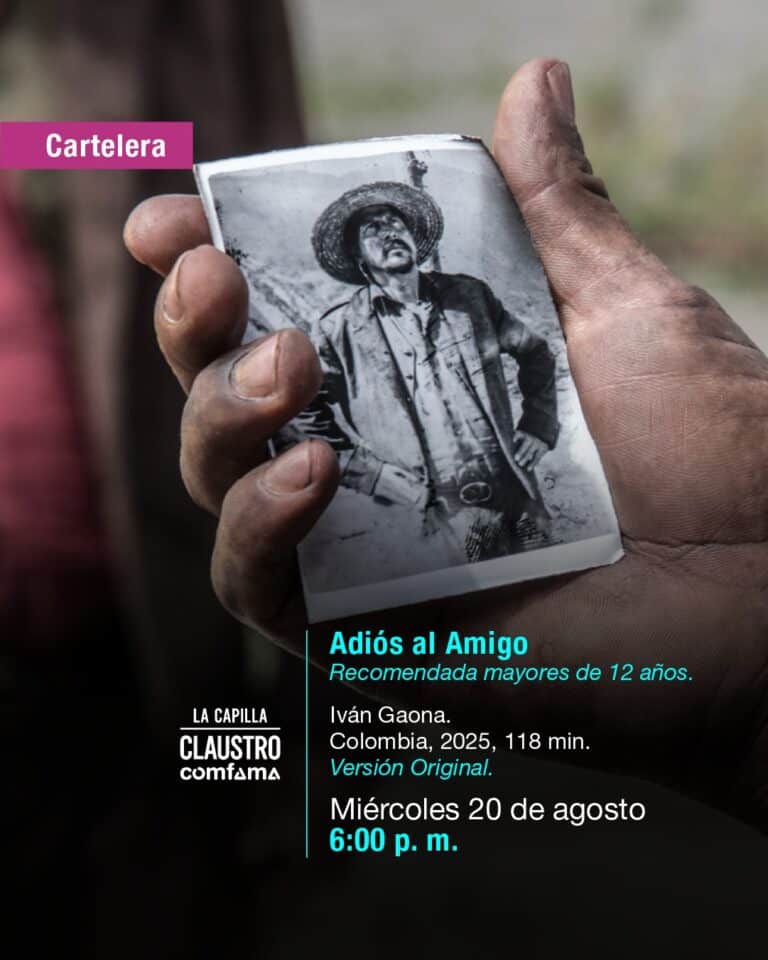Fotografía en blanco y negro de un hombre sosteniendo una fotografía antigua de una persona con sombrero. Imagen relacionada con eventos culturales y folklóricos en Colombia.
