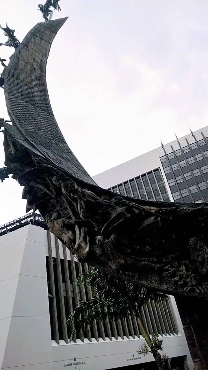 城市中，一艘船的船头，背景是现代建筑、树木和晴朗的天空。古巴博物馆、传统建筑、历史古迹和杰出的文化元素。