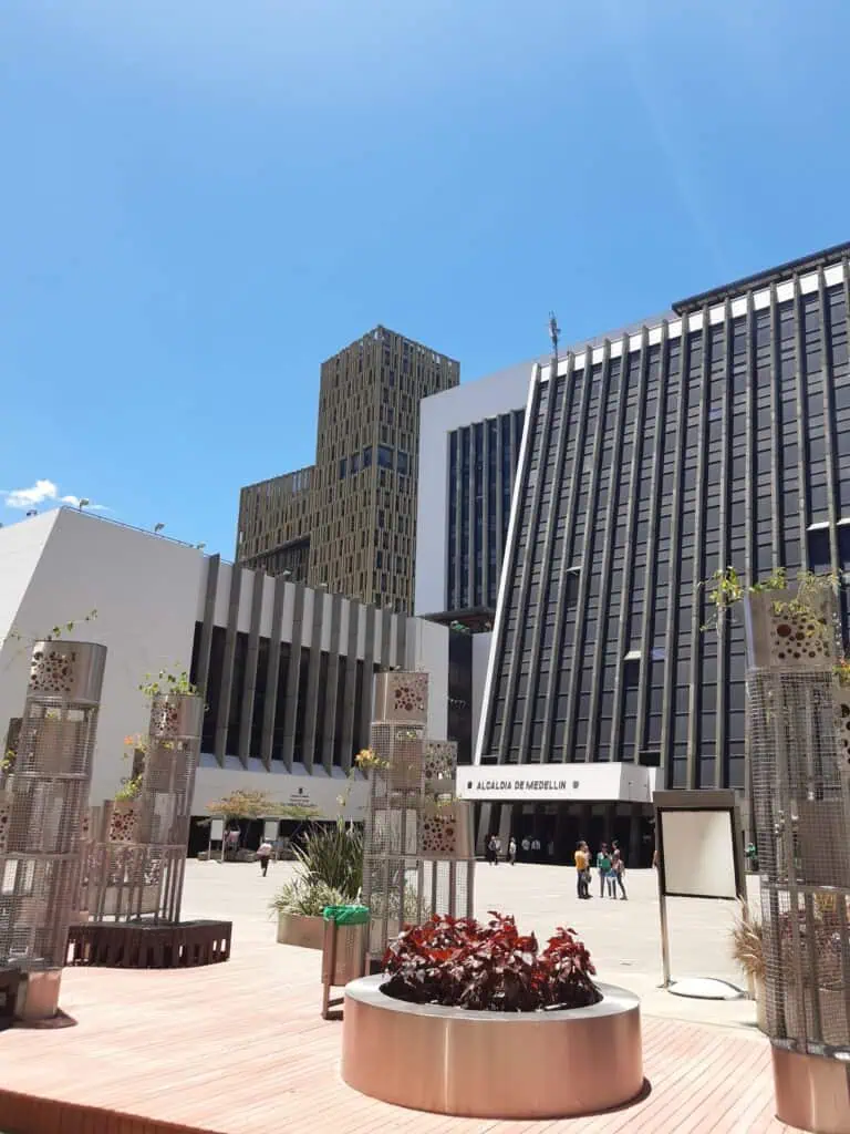 阳光明媚的日子里，麦德林市中心一座现代建筑，拥有创新的建筑风格，包括绿植和街道家具。