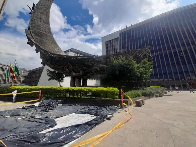 Resistencia en Bogotá después del atentado a la estatua de la guerrilla en la plaza de las democracias, simbolizando protestas y descontento social en Colombia.