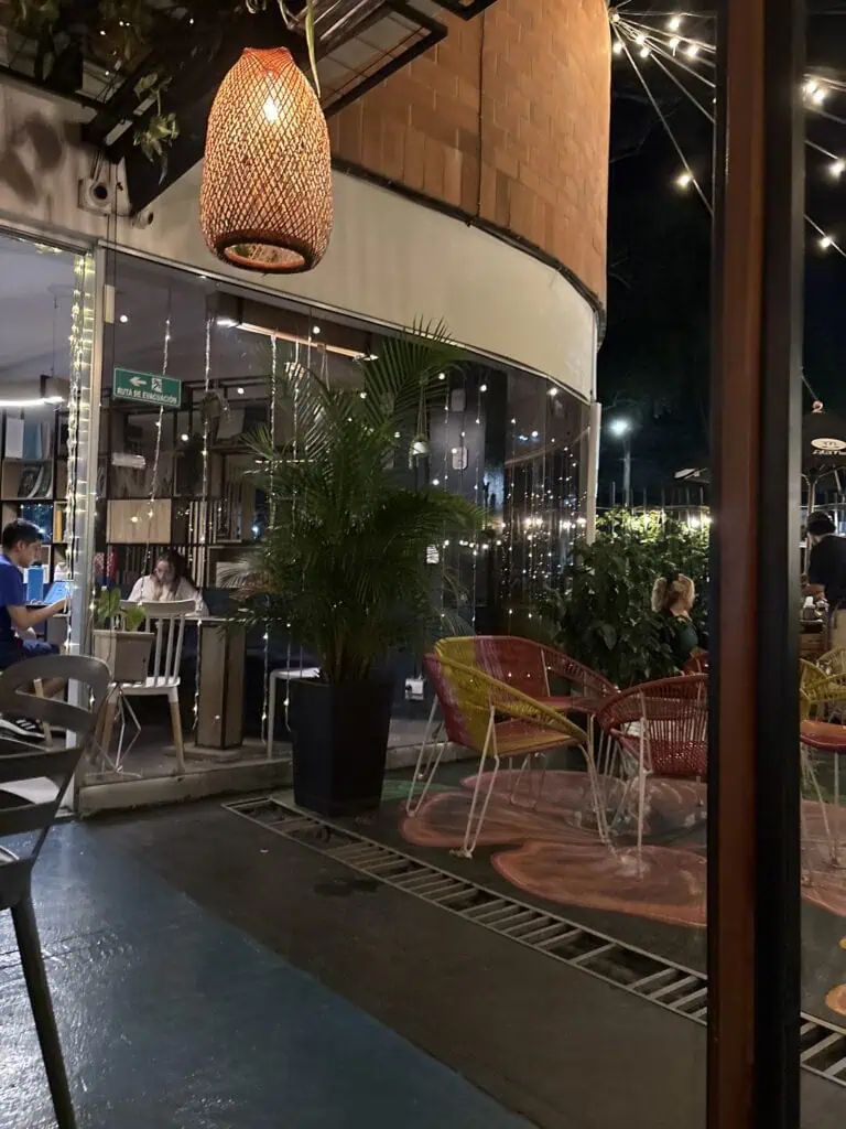 Genießen Sie abends einen eleganten und einladenden Raum mit modernem Dekor und stimmungsvoller Beleuchtung in einem Restaurant oder Café, perfekt für unvergessliche Veranstaltungen und kulinarische Erlebnisse.