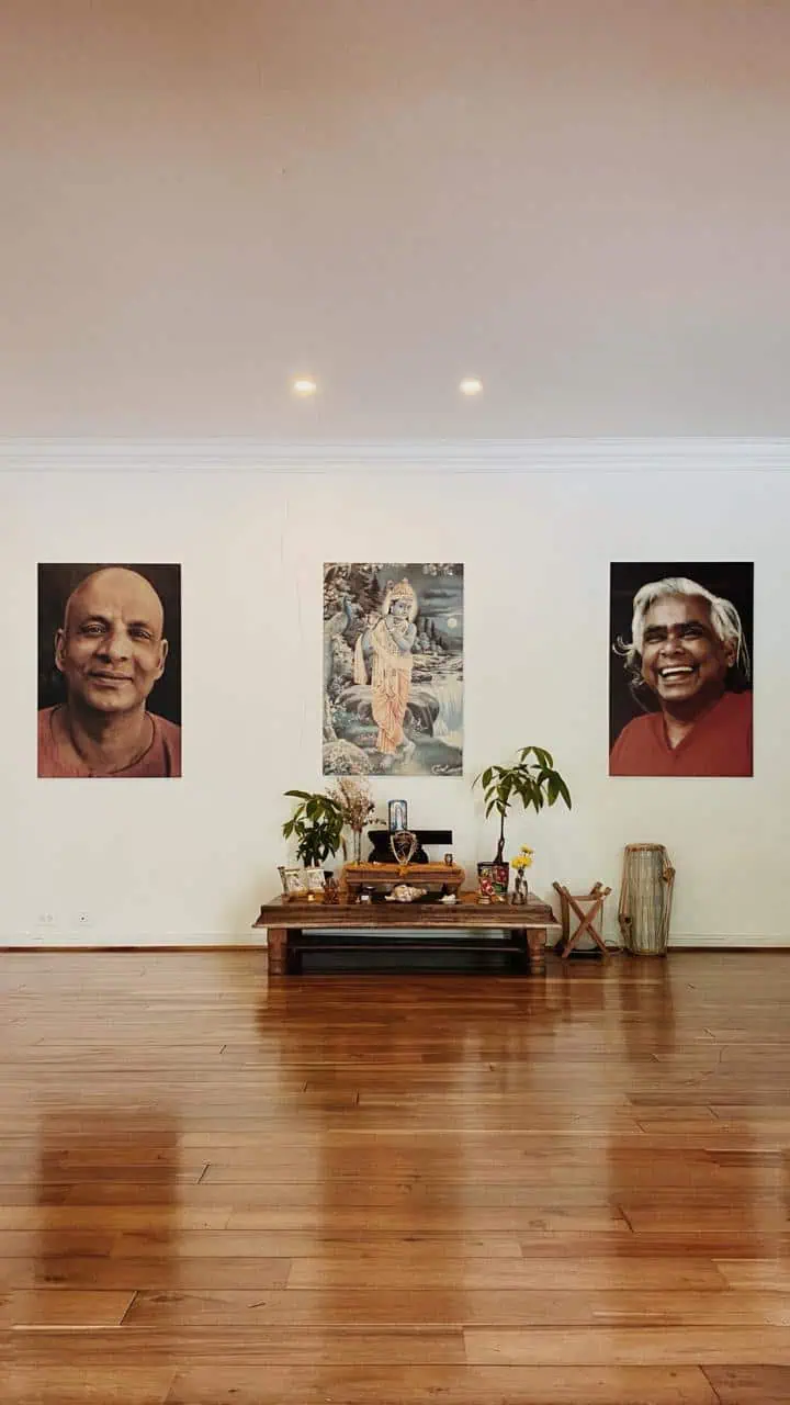 木制空间内的文化活动祭坛，摆放着精神人物的肖像，饰以植物、传统物品，中心是印度教圣人的画像。