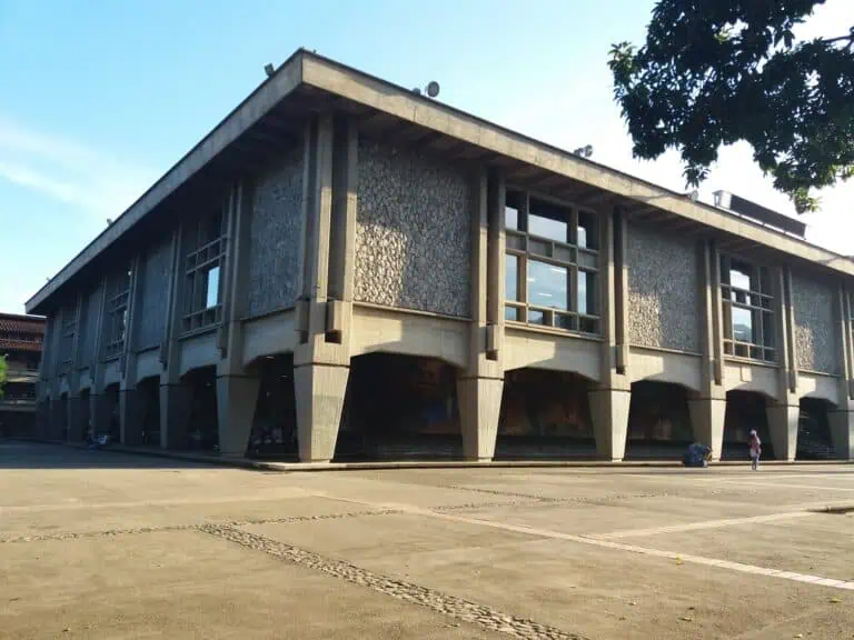 城市中的现代建筑，采用当代建筑风格和混凝土结构，周围环境开阔，人烟稀少，树木稀疏，是举办公司活动和会议的理想场所。