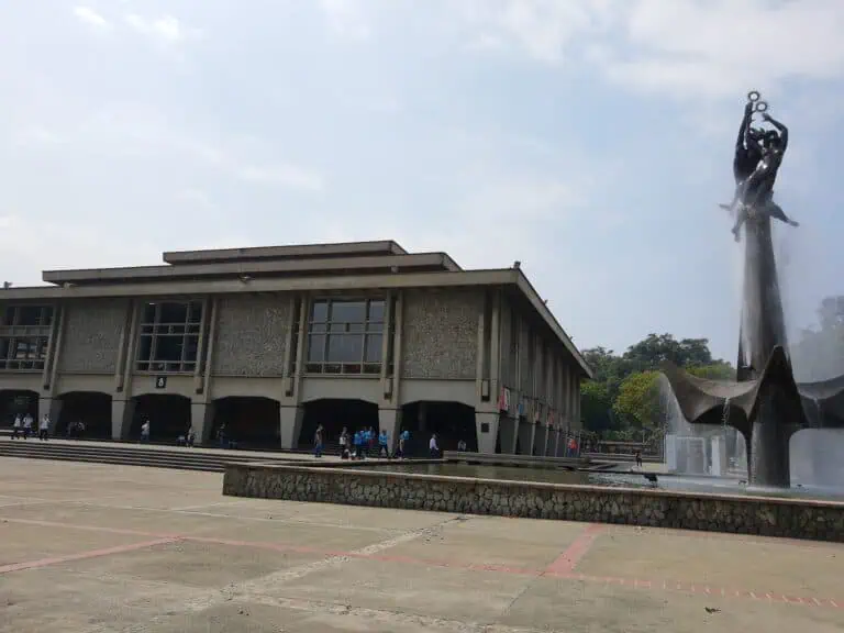 - Bibliothèque publique de la Cité Universitaire avec une fontaine moderne et des étudiants sur le campus de l'Université Nationale Autonome de Colombie.