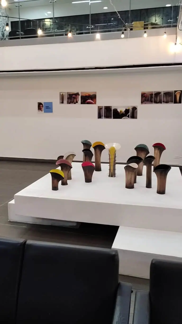 Innovatives Schuhdesign wird in einem digitalen Kunstveranstaltungsraum in ausgestellt Eventario. Präsentiert kreative und moderne Stücke in einem stilvollen und zeitgenössischen Ambiente.
