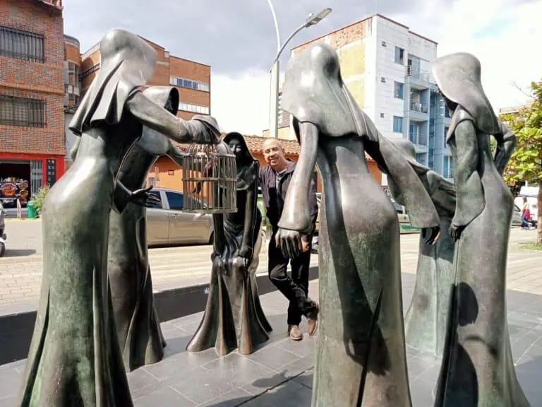 Bronzeskulpturen von Frauen und einem Bürgerwehrmann auf einem öffentlichen Platz, die in der urbanen Kunst von Bogotá, Kolumbien, Gerechtigkeit und Gleichberechtigung der Geschlechter repräsentieren.