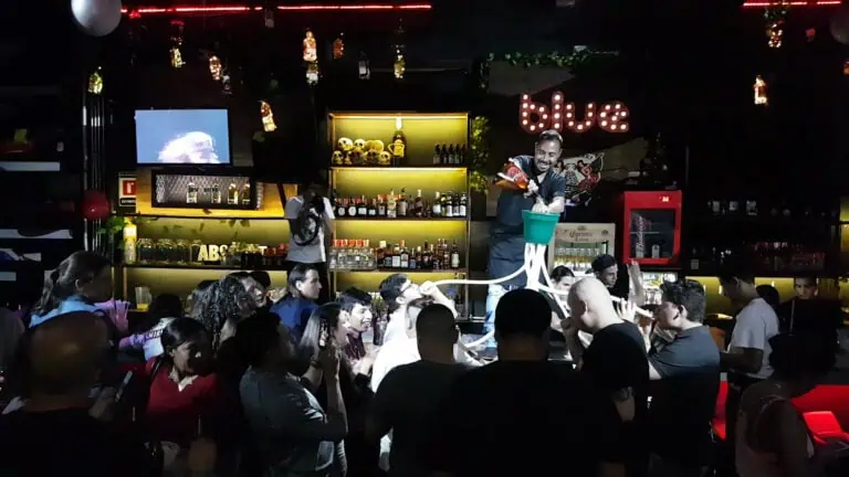 Comptoir de bar moderne avec événement en direct et spectacle de barman dans un restaurant-discothèque à Bogotá, en Colombie.