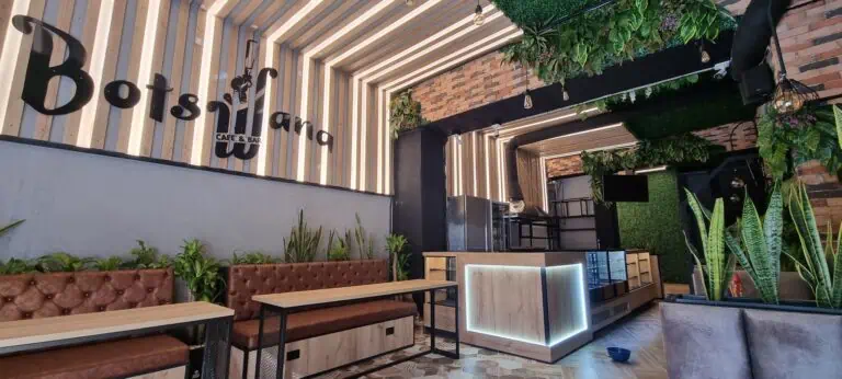 在波哥大，绿意盎然的现代咖啡馆和酒吧氛围，采用创新设计、LED 照明和自然装饰，适合举办活动和会议。