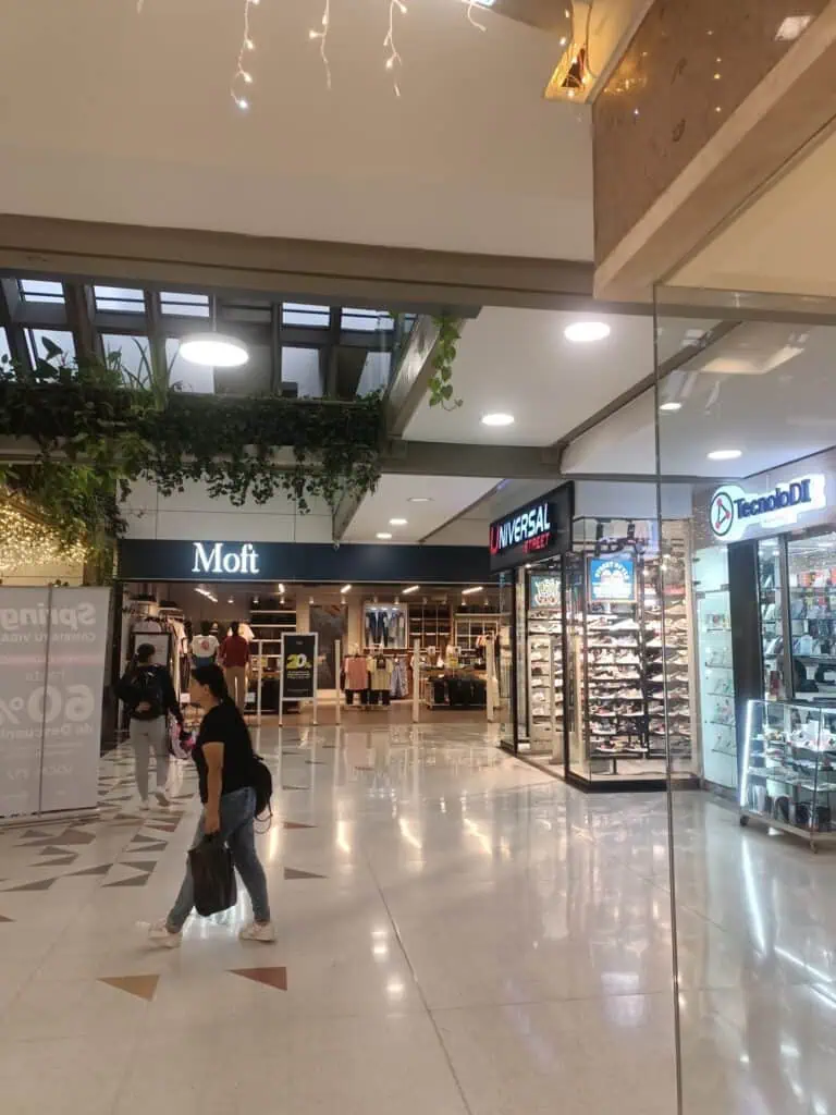 购物中心内设有各种商店，并有即将举办的活动和各种商家的标志，是宣传波哥大活动和商机的理想场所。