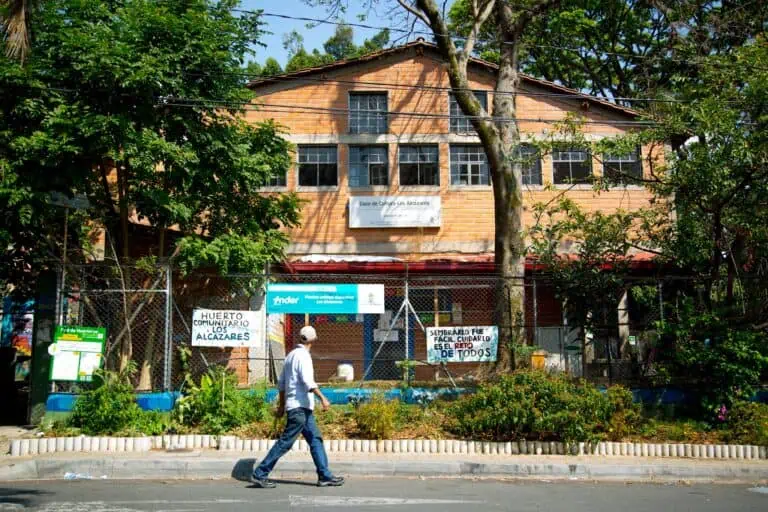 洛斯阿尔卡萨雷斯文化中心坐落于绿树环绕、围栏点缀的城市环境中，是该镇重要的文化和社区空间，是举办活动、研讨会和文化活动的理想场所。