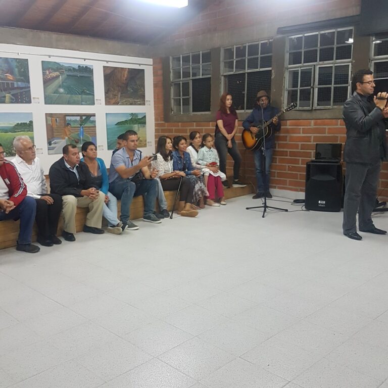 Concierto en evento corporativo en un espacio interior, gente disfrutando música en vivo, ambiente amigable para eventos empresariales y culturales, promoviendo experiencias memorables.