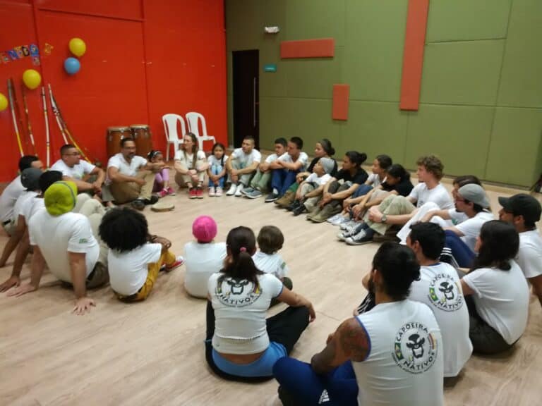 Grupo de personas participando en taller o actividad cultural en interior, en círculo, en evento organizado por Eventario en Colombia.